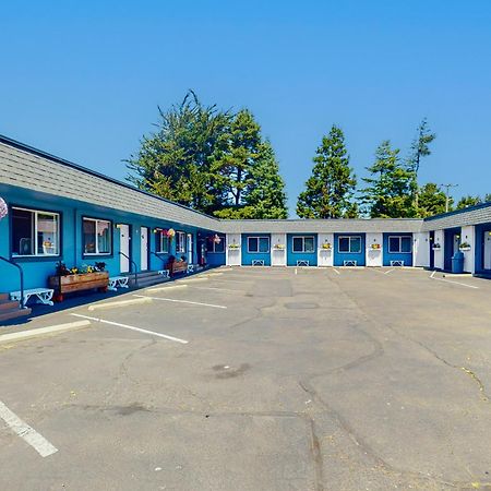 Lamplighter Inn - Tropical Fish Cove And Octopus Encounter Bandon Exterior photo