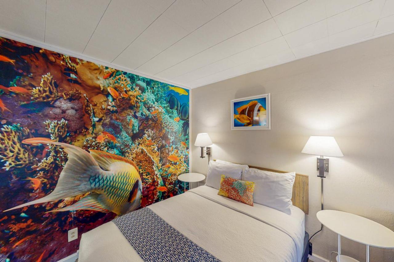 Lamplighter Inn - Tropical Fish Cove And Octopus Encounter Bandon Exterior photo